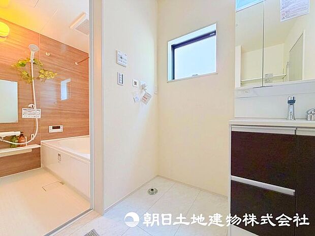 朝の準備から帰宅後の手洗いまで、家族みんなが使いやすい洗面所。快適な暮らしを支える実用的なスペースです。