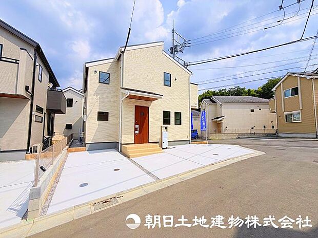 流行りに惑わされないモダンな外観は、主張し過ぎず、又、平凡になり過ぎず、閑静な街によく映えます。