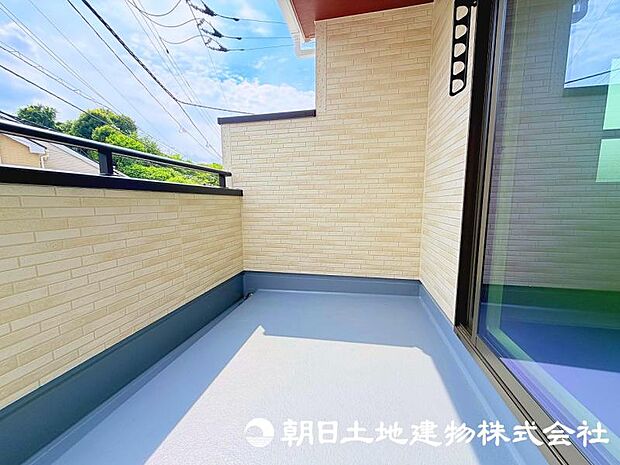 住まいに開放感をプラスするバルコニー。日当たりや風通しを感じながら、心地よい時間を過ごせる場所です。
