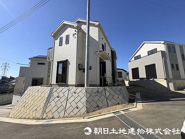 ＜外観＞高台に立地していますので陽当たり眺望良好です。