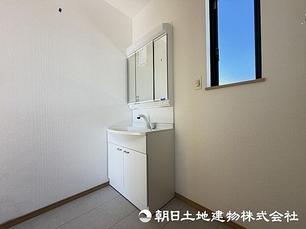 ＜洗面室＞洗面室＆浴室はキッチンと近く家事動線がスムーズです。
