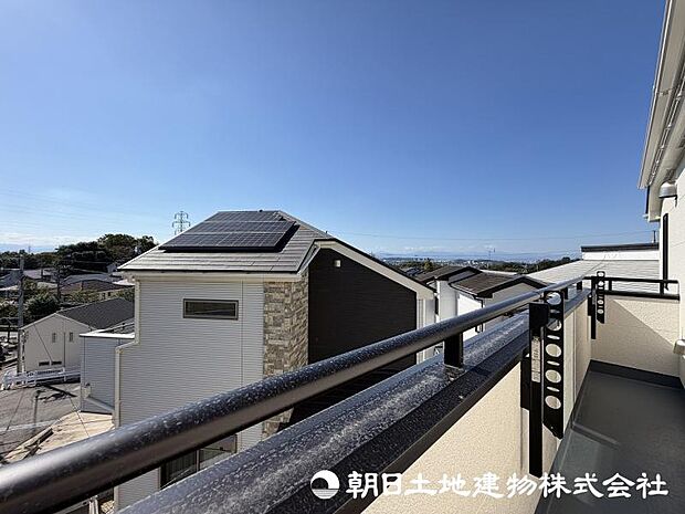＜バルコニー＞リビングに面した南西向きバルコニーで陽当たり良好です。