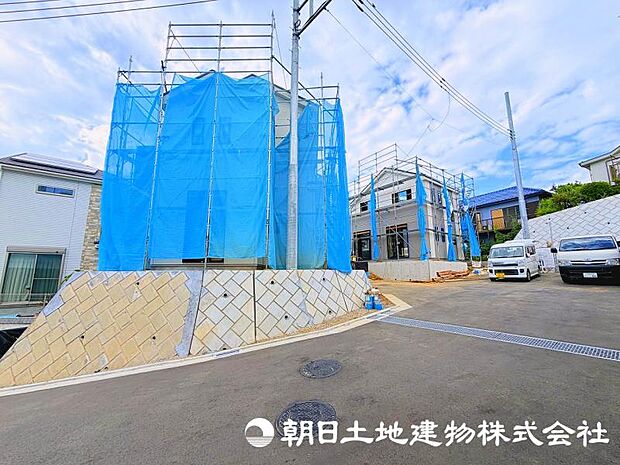 ＜現地＞電気代が嬉しい太陽光発電パネルを搭載しています。