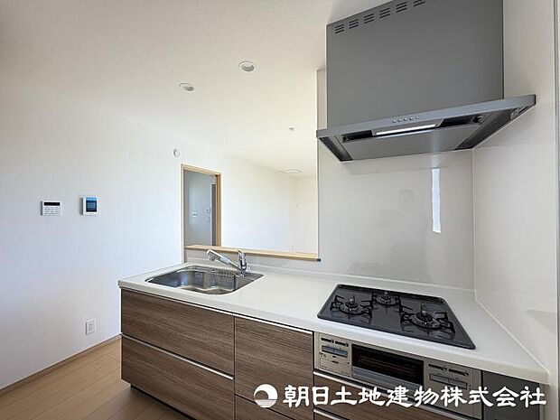 ＜キッチン＞広い家事スペースを確保していますので、ご夫婦でのお料理もお楽しみいただけます。