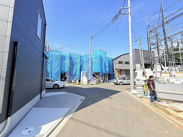 ＜現地＞交通量の少ない道路に面していますので安心です。