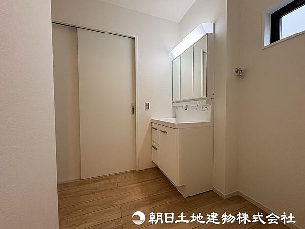 ＜洗面室＞すっきりと収納ができる三面鏡タイプの洗面台です。