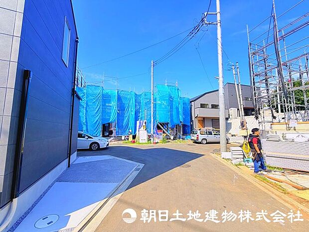 ＜現地＞交通量の少ない道路に面して陽当たり良好です。
