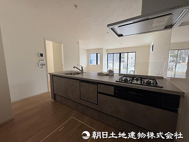 ＜キッチン＞お料理中も会話が弾む明るい対面キッチンです。