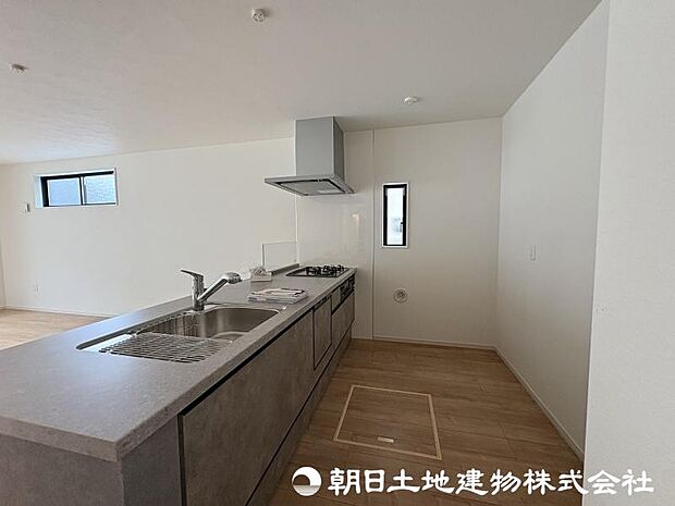 ＜キッチン＞冷蔵庫や食器棚を置いても広い家事スペースを確保しています。