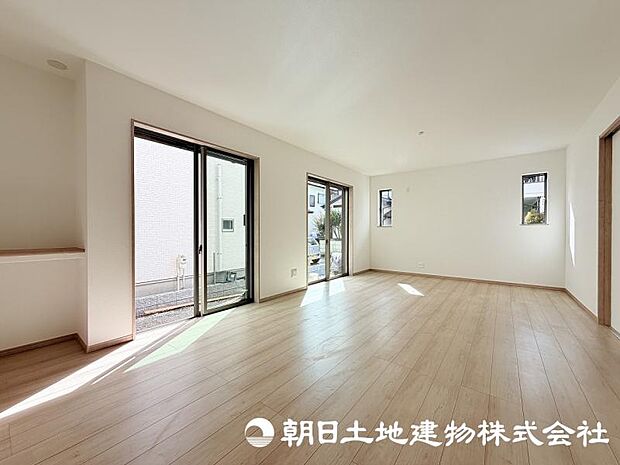 家族が自然と集まるリビングは、毎日の暮らしを心地よく彩る安らぎの空間です。家具の配置やインテリア次第で、お好みの雰囲気にコーディネートできます。