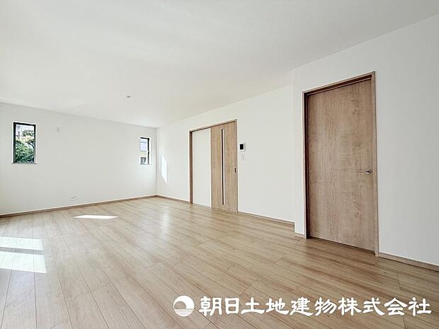 日々の暮らしの中心となるリビングは、居心地の良さと使いやすさを兼ね備えた空間です。家族との会話を楽しみながら、快適な時間を過ごせます。