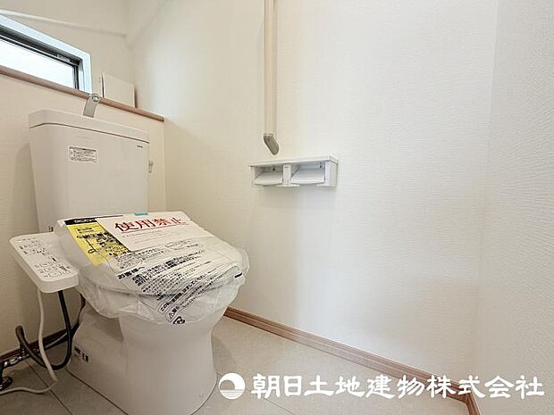 毎日使う場所だからこそ、清潔感と使いやすさが大切なトイレ。快適な暮らしをサポートする落ち着いた空間です。