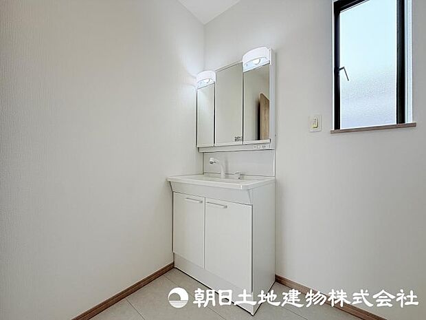 朝の準備から帰宅後の手洗いまで、家族みんなが使いやすい洗面所。快適な暮らしを支える実用的なスペースです。