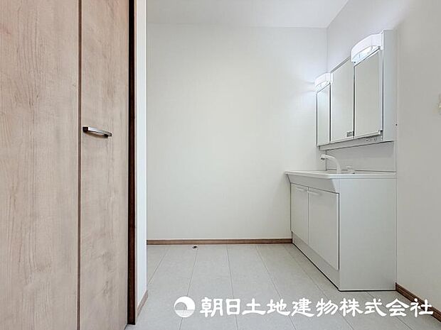 朝の準備から帰宅後の手洗いまで、家族みんなが使いやすい洗面所。快適な暮らしを支える実用的なスペースです。