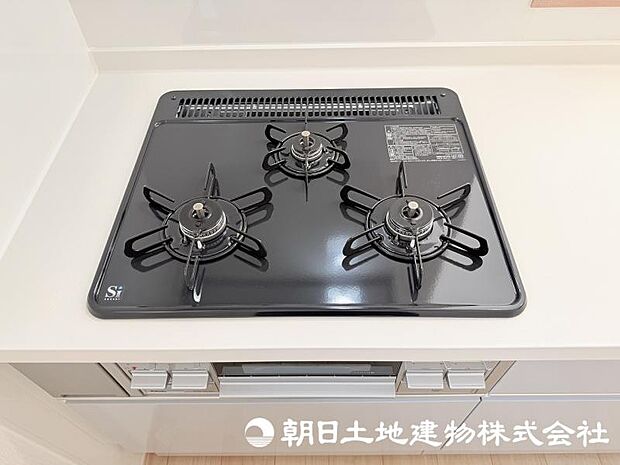 三つ口コンロを備えた使い勝手の良いキッチン。複数の料理を同時に進めることができ、毎日の調理を効率よくサポートします。