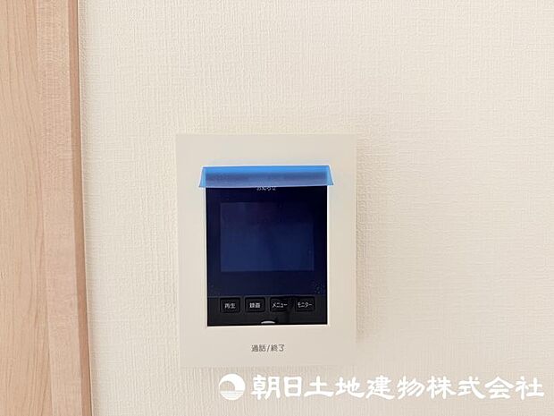 来訪者を室内から確認できるモニター付きインターホンを備え、安心感のある暮らしをサポートします。
