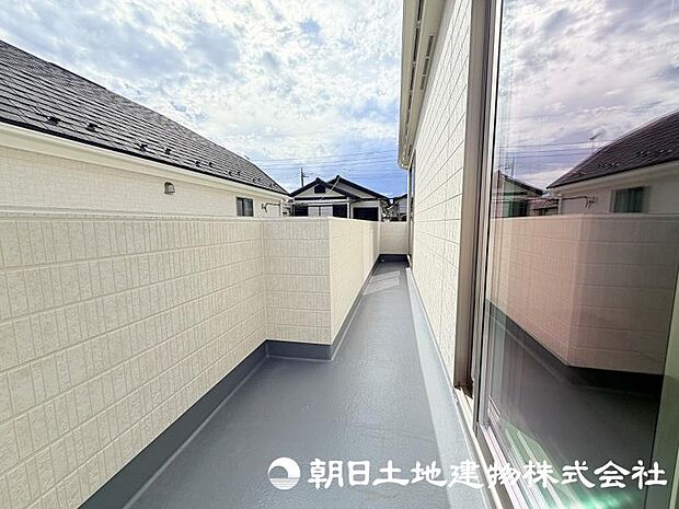 住まいに開放感をプラスするバルコニー。日当たりや風通しを感じながら、心地よい時間を過ごせる場所です。