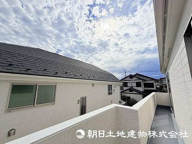 視界が広がる眺望は、住まいに開放感をもたらす魅力のひとつ。日常の中でゆったりとした時間を楽しめます。