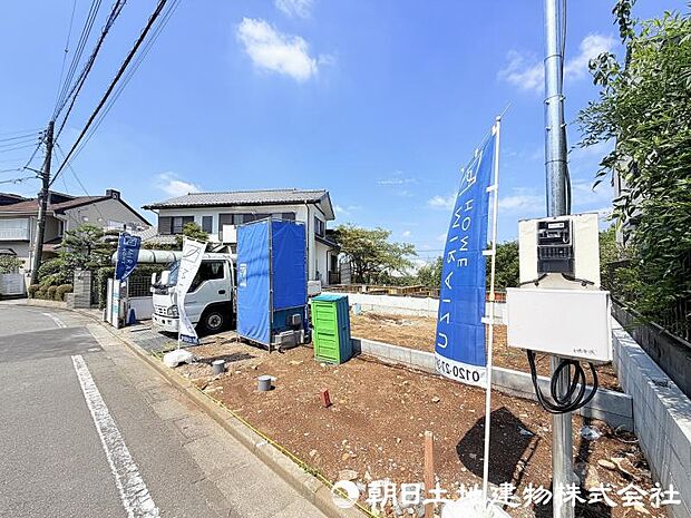 街並みに調和する新しい住まいが建築中です。周辺環境とのバランスを大切にした、快適な暮らしを叶える住まいの完成をお楽しみください。