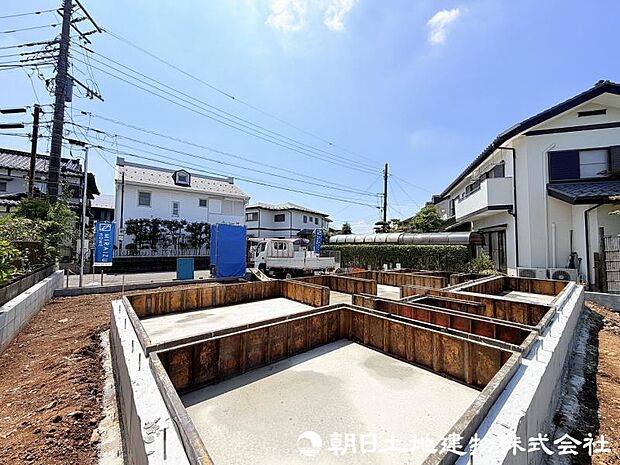 新しい街の一角に誕生する、魅力ある住まいです。周囲の環境と調和しながら、家族の時間を豊かに育む空間を目指しています。