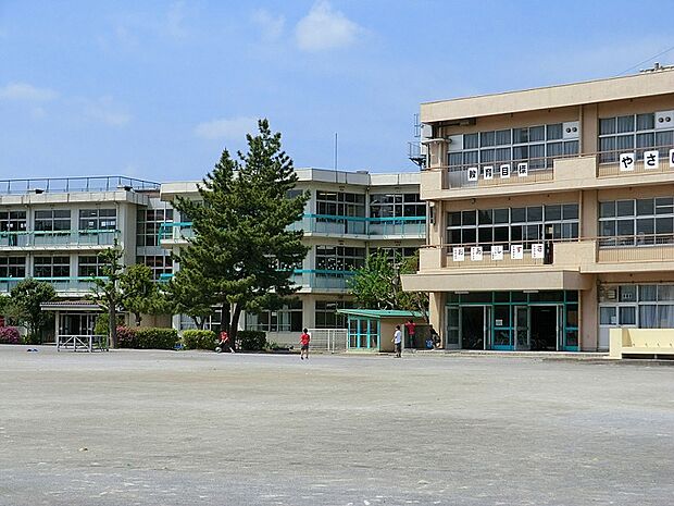 鶴川第一小学校まで約750ｍ