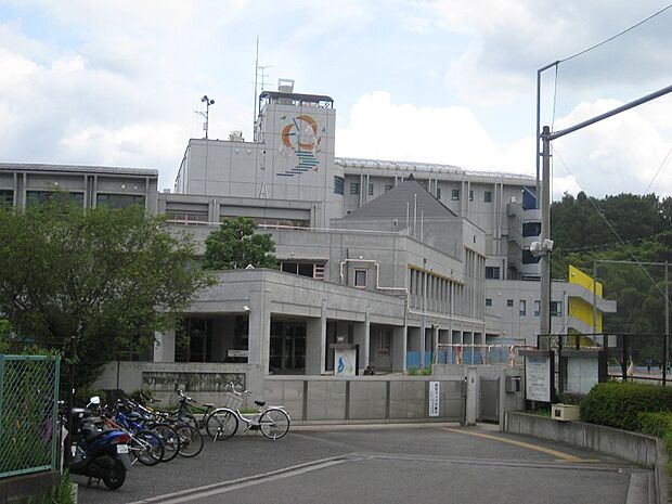 鶴川中学校まで約780ｍ
