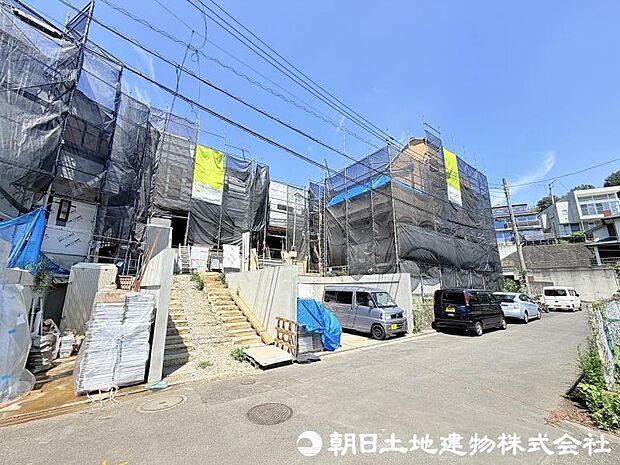 ＜現地＞東南向きのひな壇で陽当たり良好となっています。