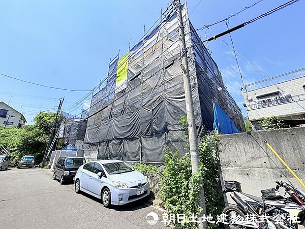 <現地>東南向きのひな壇で陽当たり良好となっています。
