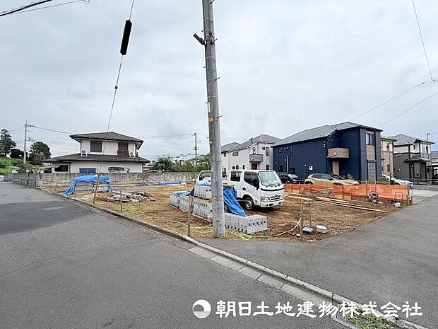 <現地>住宅地内の角地に面して開放感があります。