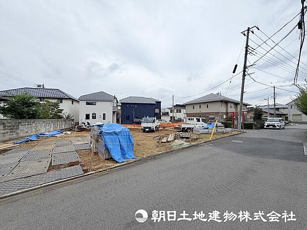 <現地>日々の電気代が助かる太陽光発電パネルを搭載しています。