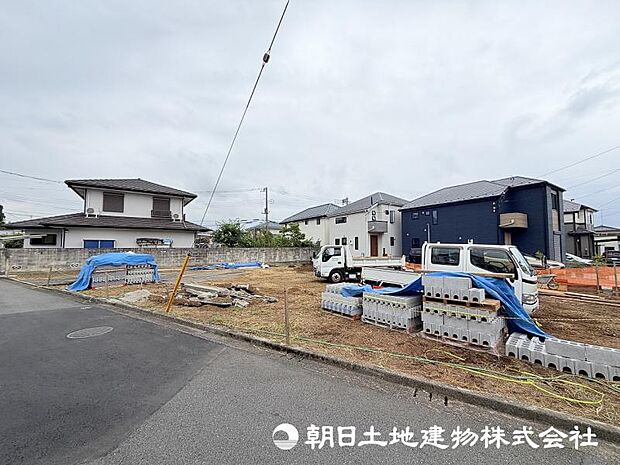 <現地>日々の電気代が助かる太陽光発電パネルを搭載しています。