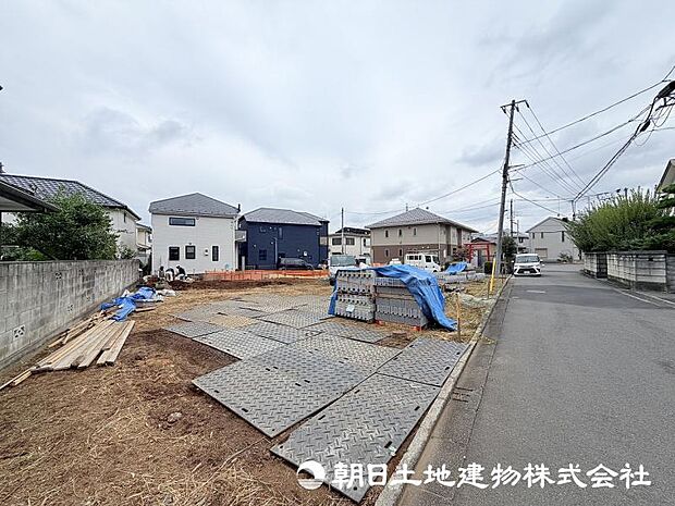 <現地>ゆとりあるカースペースには車並列2台駐車可能です。
