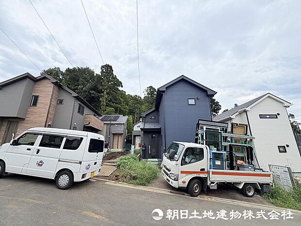 現在建築中の注目物件です。街の景観に配慮した外観と、暮らしやすさを考えた住まいが完成予定です。新しい街の一員となる住まいの誕生をお楽しみください。 