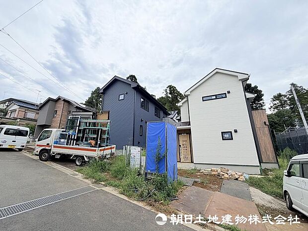 新しい街の一角に誕生する、魅力ある住まいです。周囲の環境と調和しながら、家族の時間を豊かに育む空間を目指しています。 