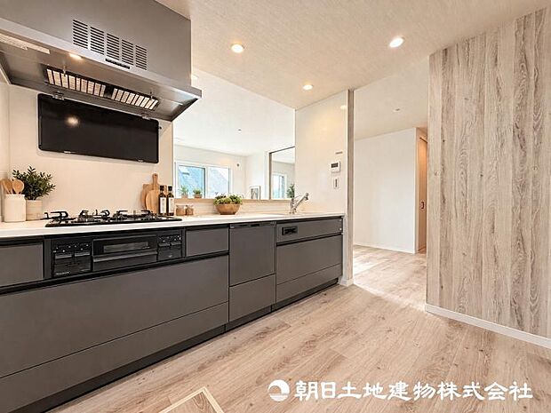 ＜キッチン＞お料理中も会話が弾む明るい対面キッチンです。