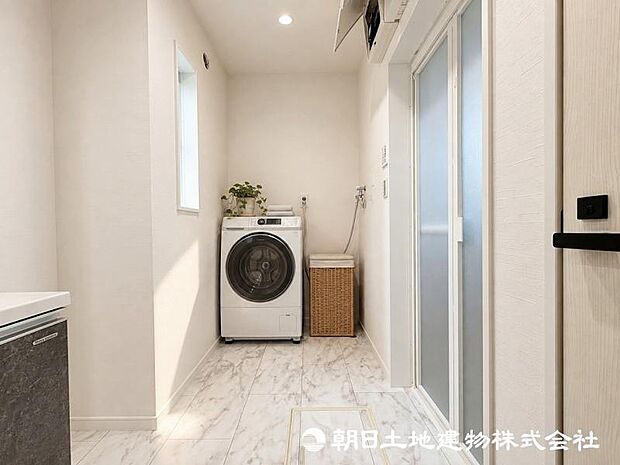 ＜洗面室＞洗濯機置き場がバルコニーと近く家事動線がスムーズです。