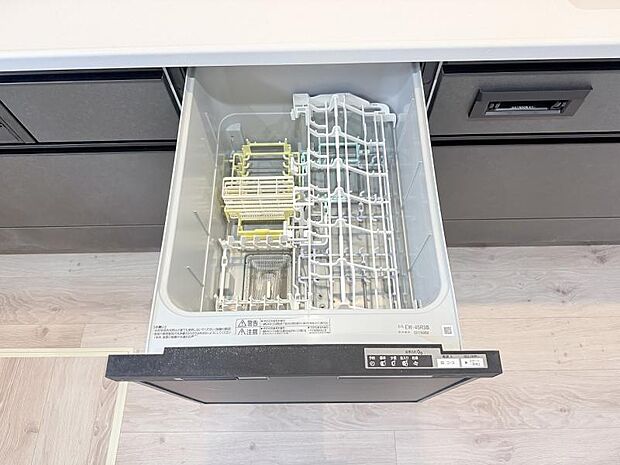 ＜キッチン＞ご家族5人分の食器類を洗浄できる容量のビルトイン食器洗浄機付です。