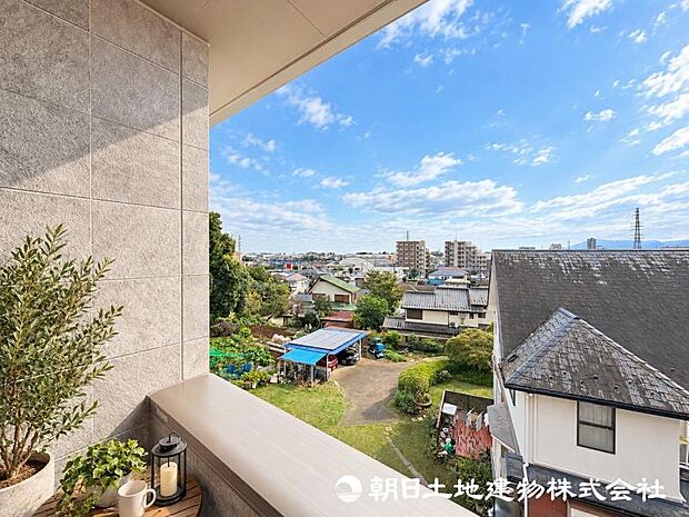 ＜眺望＞遠くの山並みも見えて開放感があります。
