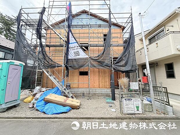 街並みに調和する新しい住まいが建築中です。周辺環境とのバランスを大切にした、快適な暮らしを叶える住まいの完成をお楽しみください。