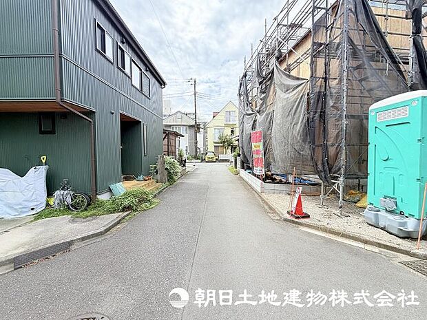 現在建築中の注目物件です。街の景観に配慮した外観と、暮らしやすさを考えた住まいが完成予定です。新しい街の一員となる住まいの誕生をお楽しみください。