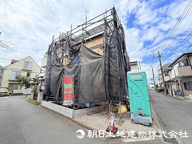 新しい街の一角に誕生する、魅力ある住まいです。周囲の環境と調和しながら、家族の時間を豊かに育む空間を目指しています。
