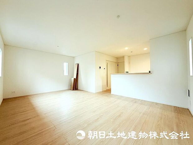 家族が自然と集まるリビングは、毎日の暮らしを心地よく彩る安らぎの空間です。家具の配置やインテリア次第で、お好みの雰囲気にコーディネートできます。
