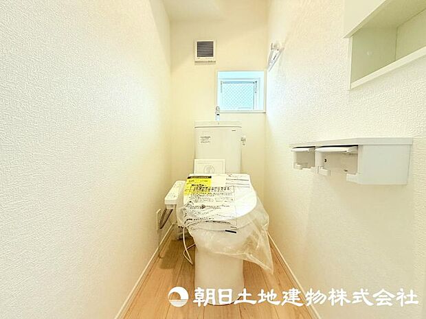 毎日使う場所だからこそ、清潔感と使いやすさが大切なトイレ。快適な暮らしをサポートする落ち着いた空間です。