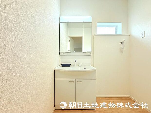 朝の準備から帰宅後の手洗いまで、家族みんなが使いやすい洗面所。快適な暮らしを支える実用的なスペースです。