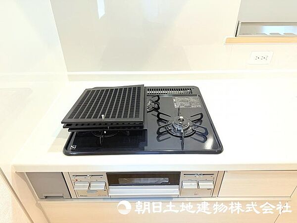 三つ口コンロを備えた使い勝手の良いキッチン。複数の料理を同時に進めることができ、毎日の調理を効率よくサポートします。
