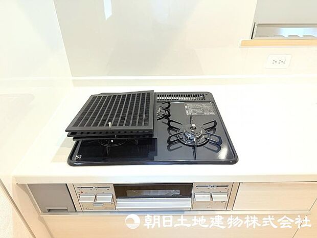 三つ口コンロを備えた使い勝手の良いキッチン。複数の料理を同時に進めることができ、毎日の調理を効率よくサポートします。