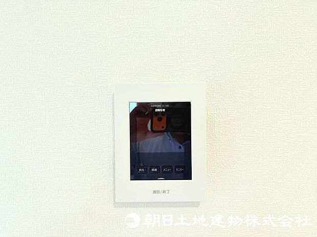 来訪者を室内から確認できるモニター付きインターホンを備え、安心感のある暮らしをサポートします。