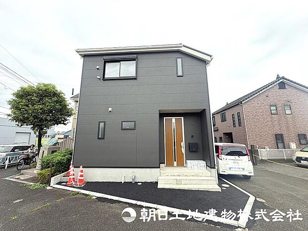 流行りに惑わされないモダンな外観は、主張し過ぎず、又、平凡になり過ぎず、閑静な街によく映えます。