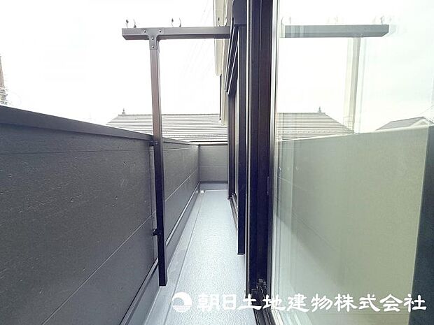 住まいに開放感をプラスするバルコニー。日当たりや風通しを感じながら、心地よい時間を過ごせる場所です。