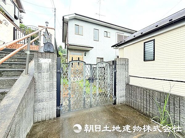 落ち着いた印象の外観は、住まいの第一印象を彩る魅力的なポイント。周囲の街並みに調和した佇まいです。